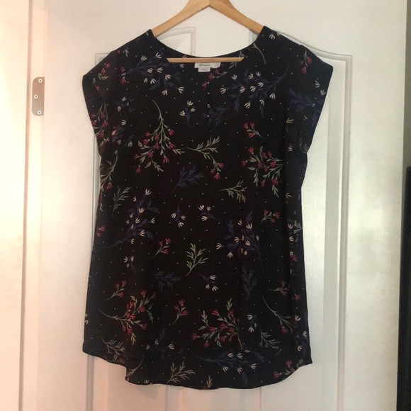 Reitmans flutter sleeve Henley top, floral print, 4 chrome button detail - Picture 1 of 5